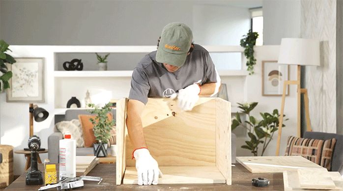 un hombre presenta la parte trasera del mueble.