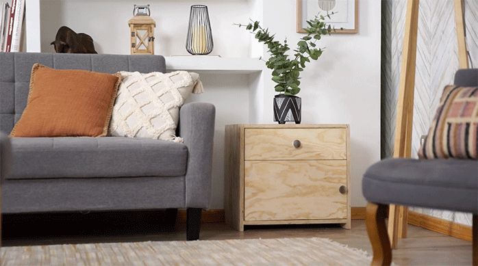 se ve un mueble velador en un living que fue hecho recién para enseñar a cómo hacer un mueble desde cero.