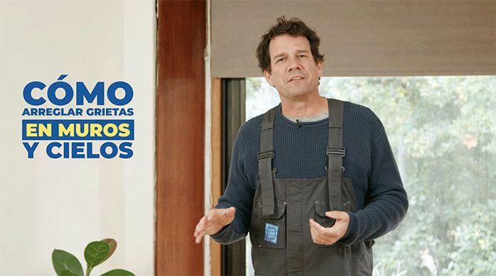 un hombre en una pieza listo para explicar cómo arreglar grietas en muros y cielos con espuma de poliuretano.