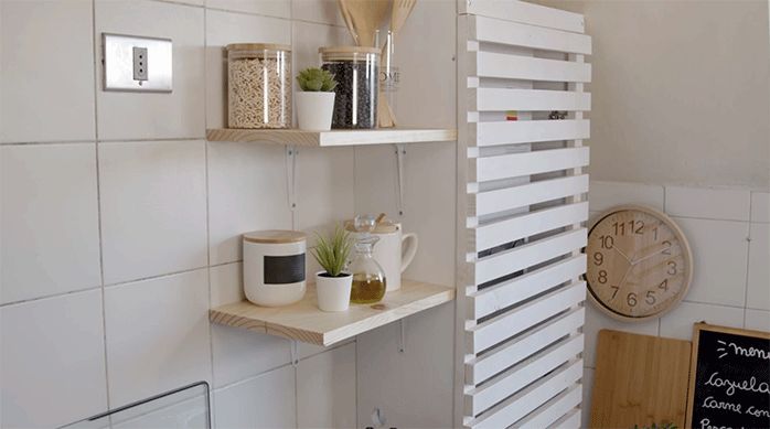 se ve un gabinete para cálefont hecho de madera y zinc y 2 repisas.