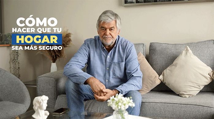 un hombre sentado en un sillón listo para explicar cómo instalar cámaras de seguridad para casa.