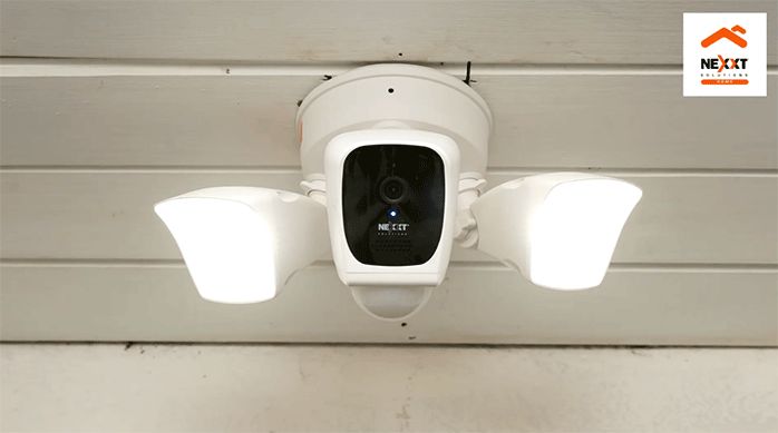 cámara outdoor de la marca nexxt instalada en la entrada de una casa.