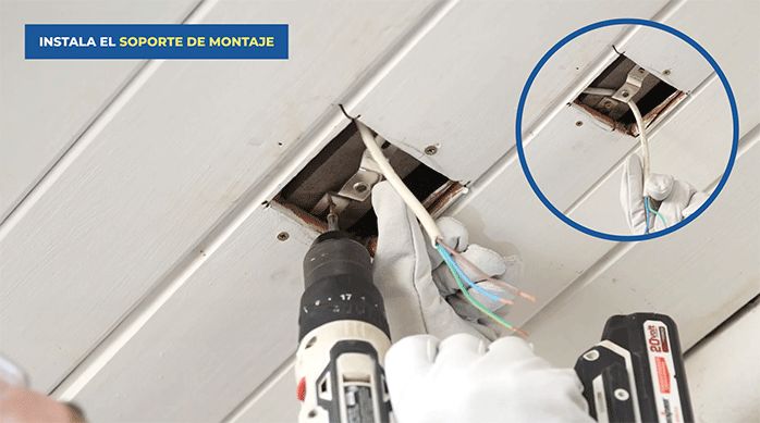 un hombre instala una cámara de seguridad inteligente en la entrada de la casa.