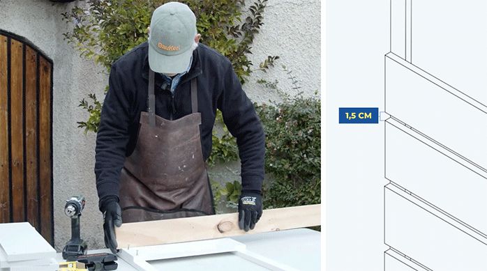 un hombre usa un trozo de madera para calcular la distancia entre los trozo de melamina en los laterales del mueble de cocina.