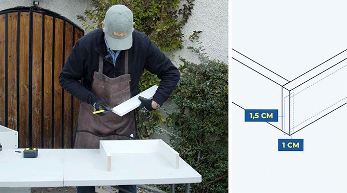 un hombre arma el cajón del mueble de cocina.