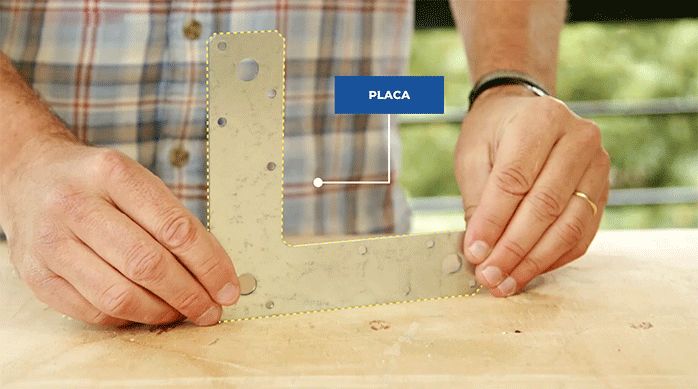 un hombre muestra una placa de acero galvanizado marca simpson.
