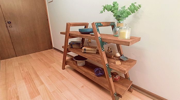 mueble de arrimo de madera y metal de estilo industrial para entrada de la casa.