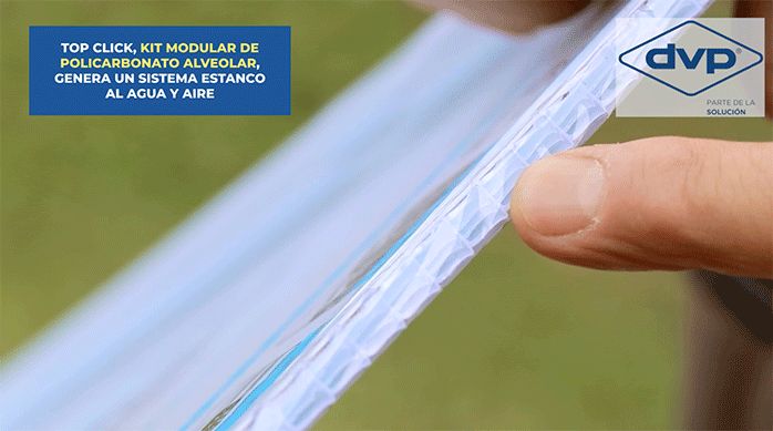un hombre muestra el canto de la plancha de policarbonato alveolar para mostrar sus alveólos.