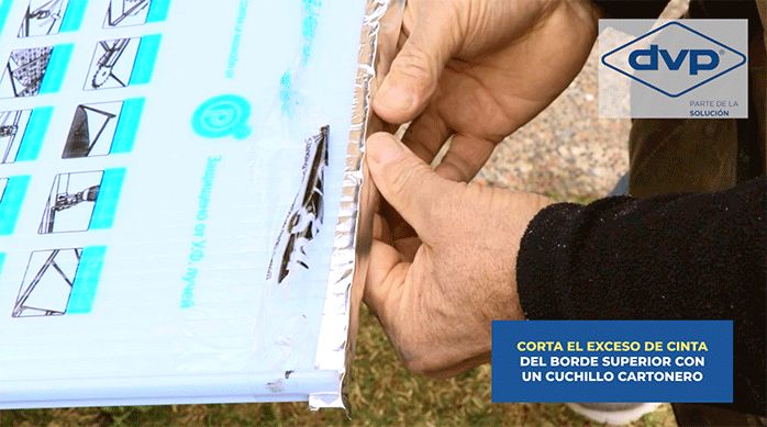 un hombre pone una cinta protectora de aluminio para tapar los alvéolos de la plancha de policarbonato.