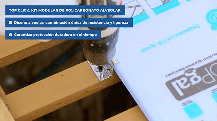 un hombre instala una fijación metálica para poner la plancha de policarbonato alveolar.