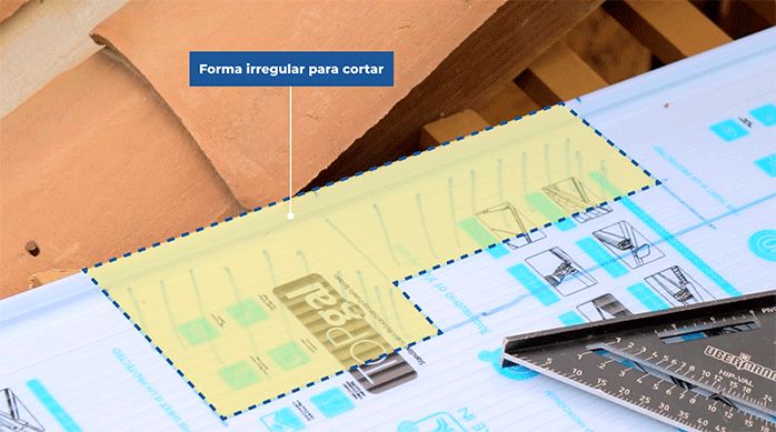 una gráfica muestra una forma irregular marcada en la plancha de policarbonato que será cortada.
