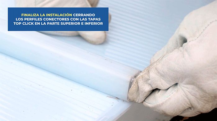 una persona pone las tapas top click en los extremos de los perfiles conectores del techo de policarbonato alveolar.