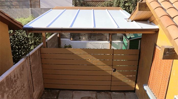 cobertizo de madera o pérgola con un techo recién instalado hecho a partir de un kit para techo de policarbonato alveolar.