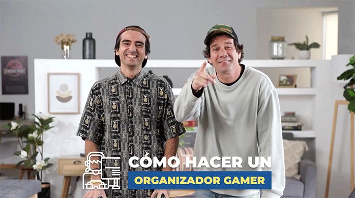dos hombres en un living con decoración blanca listos para enseñar a hacer un organizador gamer.