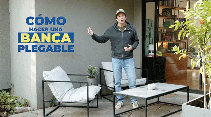 un hombre parado en una terraza.