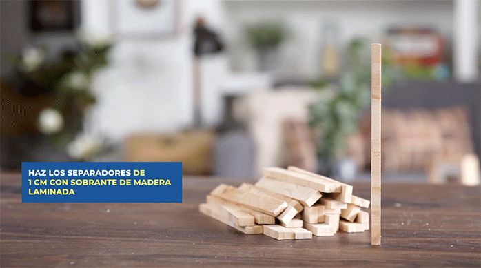 se ven varios trozos de madera cortados con 1 cm de espesor para hacer los separadores del organizador gamer.