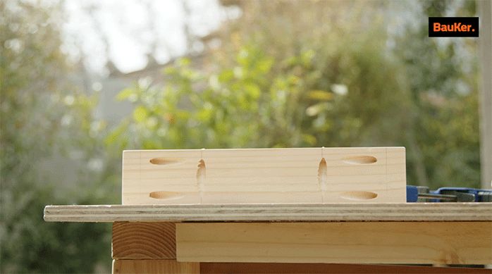un trozo de madera con 6 perforaciones de bolsillo en él.