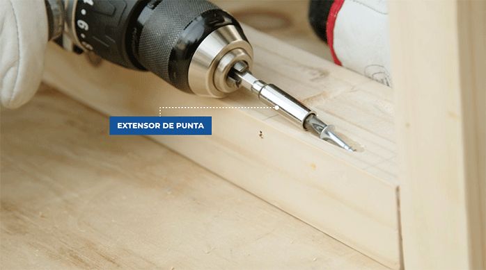 un hombre fija un trozo de madera atornillando en la perforación de bolsillo.