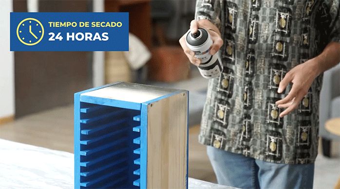 un hombre pinta con una pintura en spray el exterior del organizador gamer.
