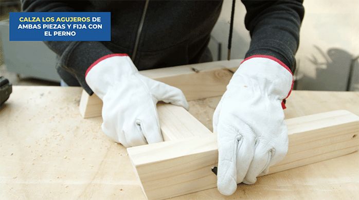 un hombre une las patas de la banca plegable.