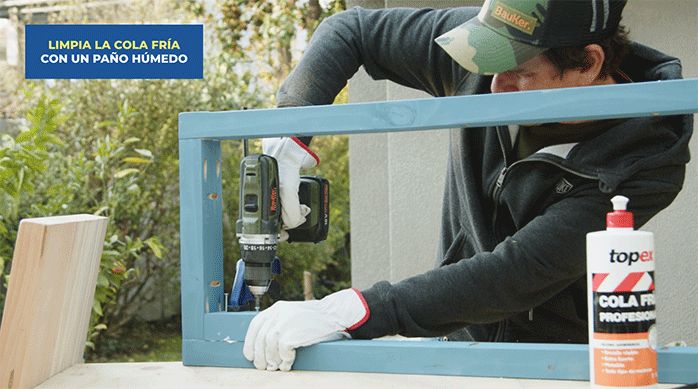 un hombre pone los topes de la banca plegable en la estructura.