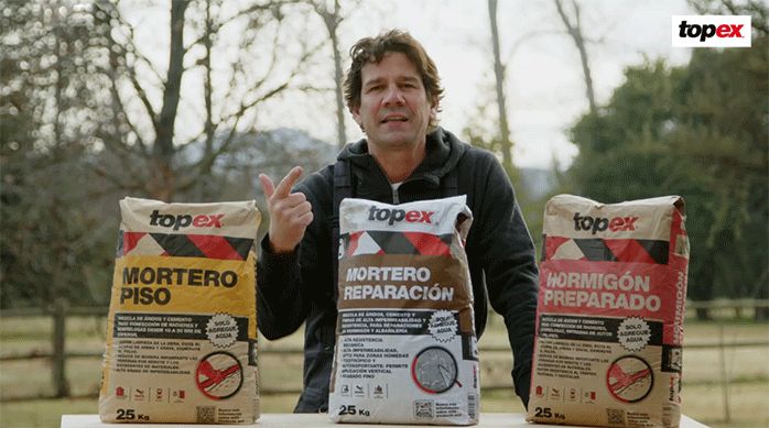 un hombre presenta 3 productos Topex: mortero para piso, mortero de reparación y hormigón preparado.