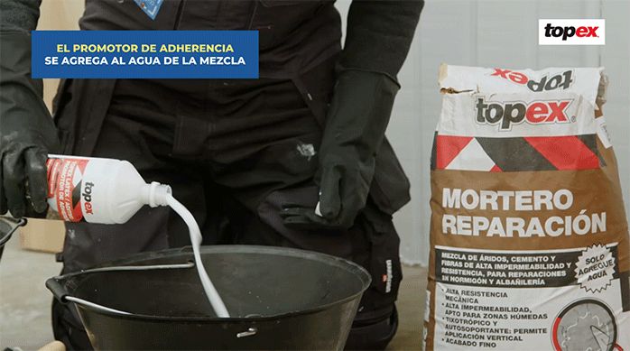 un hombre vierte promotor de adherencia Topex en una batea.