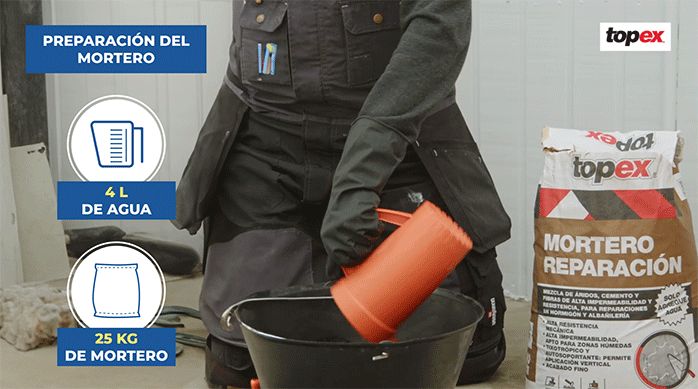 un hombre mezcla agua con el mortero para reparación en una batea.