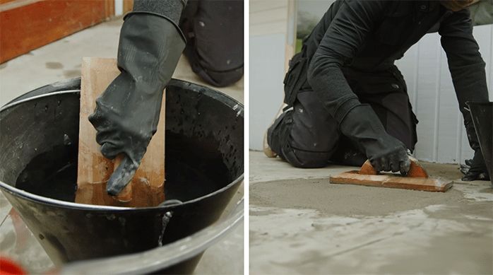 un hombre moja un platacho y lo pasa por encima de la grieta recién reparada con mortero para nivelar.