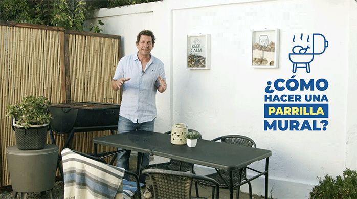 un hombre en una terraza pequeña listo para explicar cómo hacer una parrilla de muro.