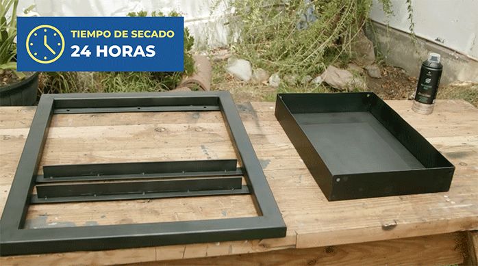 partes de la parrilla de pared terminadas y pintadas.