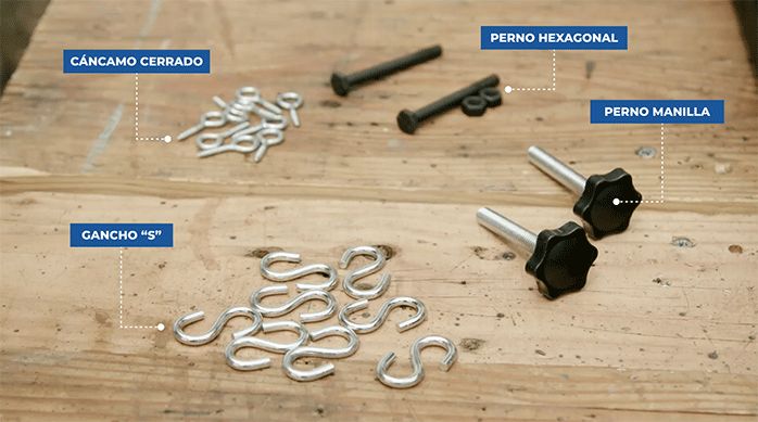 cáncamos cerrados, ganchos con forma de "s", pernos hexagonales y pernos manilla para construir una parrilla de pared.