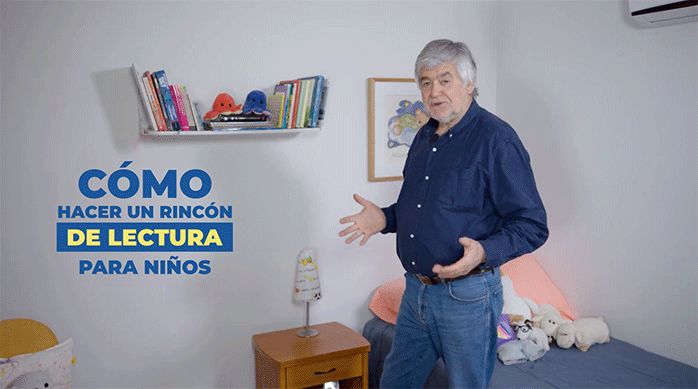 un hombre en una pieza infantil.