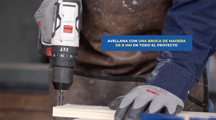 un hombre avellana un trozo de madera.