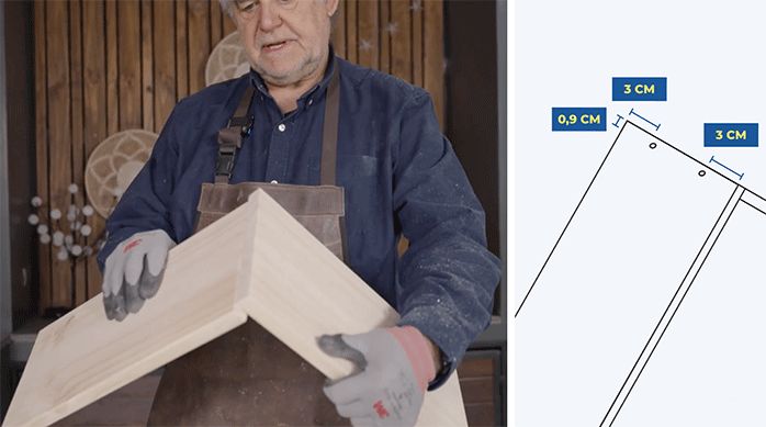un hombre presenta 2 trozos de madera para armar el techo del librero.