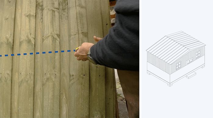 una persona marca 1 m de altura en la pared de una casa.