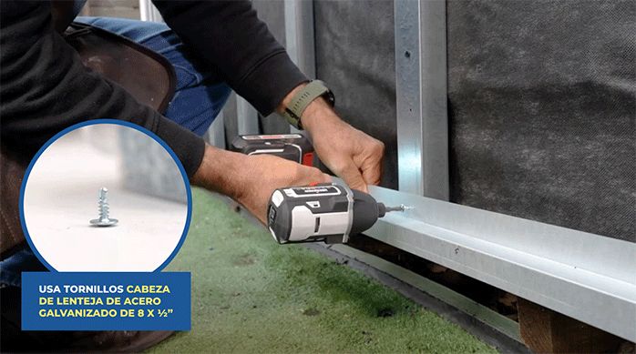 un hombre instala el perfil corta gota en la base de la pared usando tornillos cabeza de lenteja de acero galvanizado de 8 x 1/2".