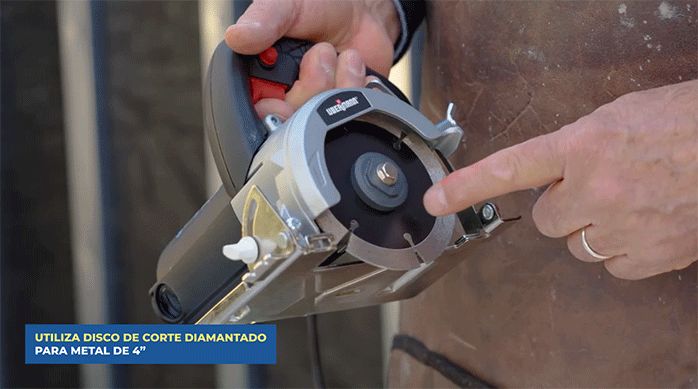 una persona sostiene una sierra para mármol con disco de corte diamantado para metal de 4".