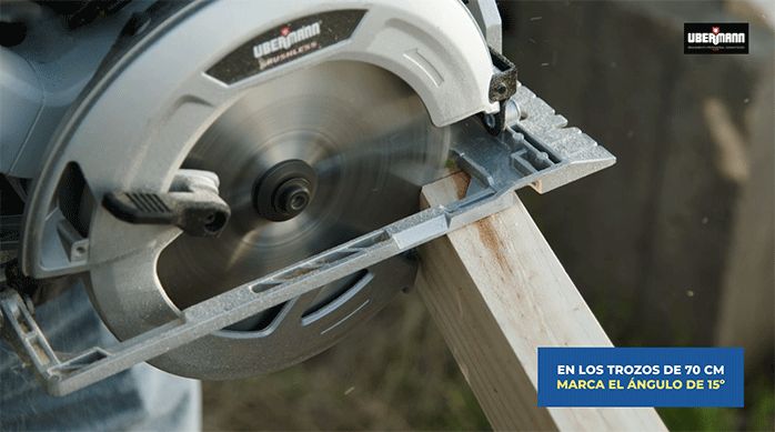 una persona usa una sierra circular para cortar un palo de pino seco cepillado.
