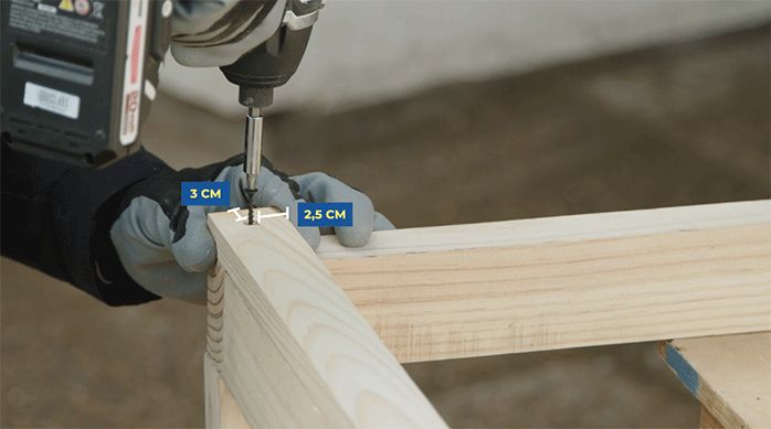 una persona fija un trozo delgado de madera para hacer el palillaje del techo del alero de madera.