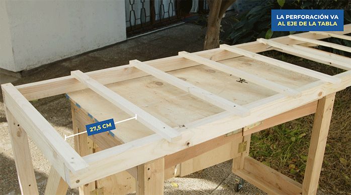 Se ve la estructura del alero de madera con los trozos de pino seco cepillado que hacen el palillaje del techo.
