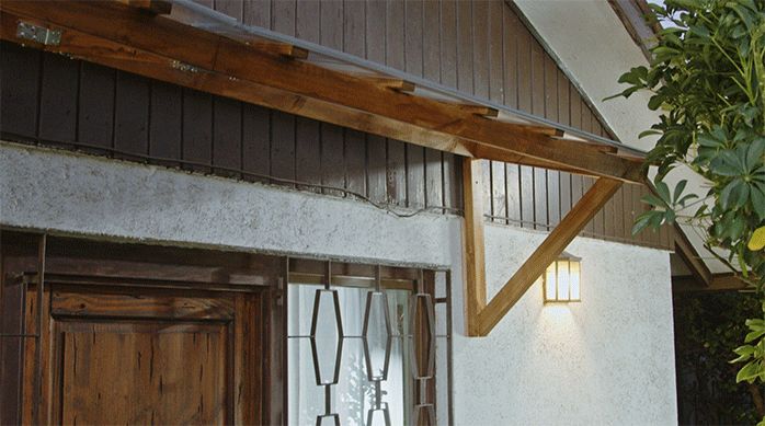 alero de madera para entrada de casa terminado.