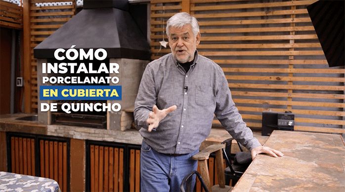 un hombre adulto mayor apoyado en un mesón de quincho, listo para enseñar a cómo instalar porcelanato.