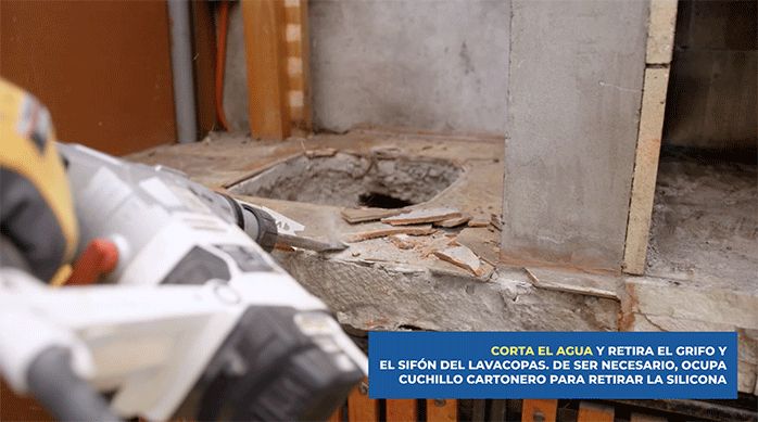una persona usa un roto martillo para romper el revestimiento antiguo de los mesones de un quincho.