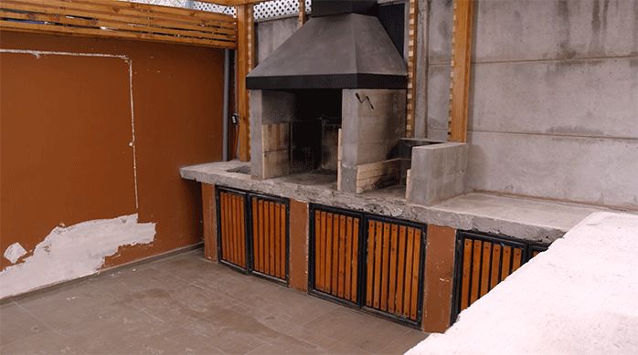 un quincho limpio y despejado, listo para ser renovado con porcelanato.