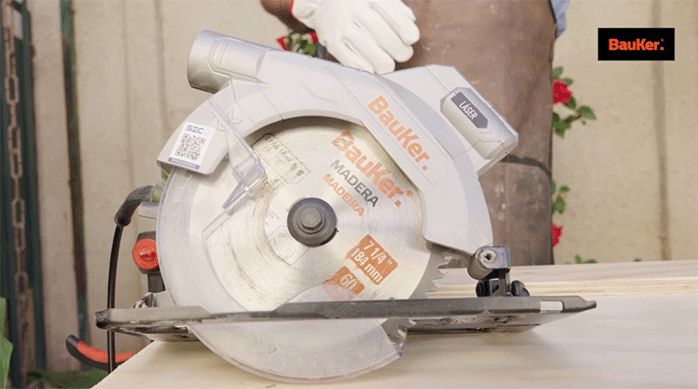 una sierra circular bauker para cortar los trozos de madera para hacer un especiero colgante.