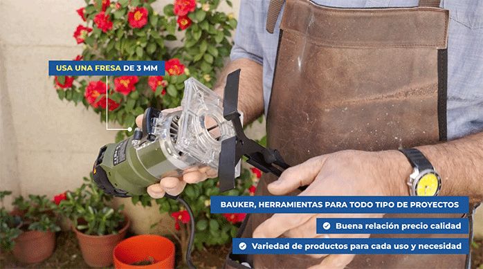 una persona sostiene una fresadora bauker con una fresa de 3 mm.