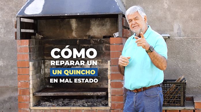 un hombre frente a un quincho en mal estado, listo para explicar cómo reparar un quincho.