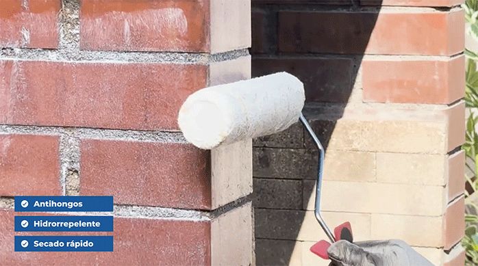 un hombre aplica sellador para superficies para proteger los ladrillos del quincho.