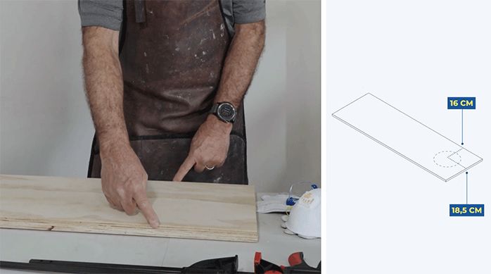 un hombre indica con los dedos el lugar adecuado para cortar en un trozo de madera.